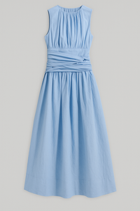 Selene | Figurbetontes Midikleid mit dünnen Trägern und seitlichem Schlitz