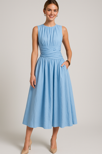 Selene | Figurbetontes Midikleid mit dünnen Trägern und seitlichem Schlitz