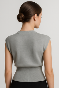 Iris |  Elegante Damen Strickweste mit Goldknopf