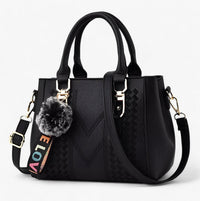 Stylische Leder-Messenger-Tasche mit weichem Pompon