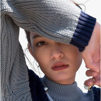 Manilyn | Wärmende Wärme - Grob gestrickter blauer Alpaka-Pullover