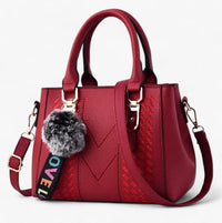 Stylische Leder-Messenger-Tasche mit weichem Pompon