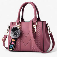 Stylische Leder-Messenger-Tasche mit weichem Pompon