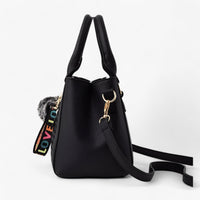 Stylische Leder-Messenger-Tasche mit weichem Pompon