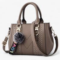 Stylische Leder-Messenger-Tasche mit weichem Pompon