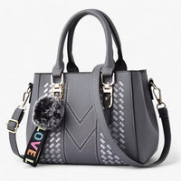 Stylische Leder-Messenger-Tasche mit weichem Pompon
