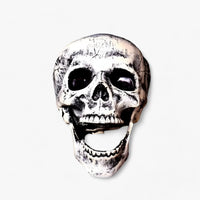 Gruselige Halloween-Dekoration - Skelett, Knochen und menschlicher Schädel für schaurige Feste