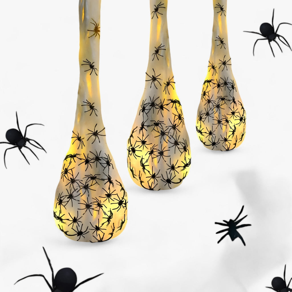 Hängetaschen mit Spinnenkugeln und Lichtern - Halloween Deko für heimgesuchte Häuser