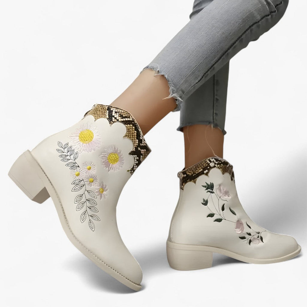 Audrey | Spitzeboots mit ethnischen Stickereien