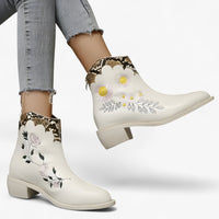Audrey | Spitzeboots mit ethnischen Stickereien