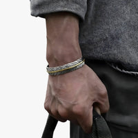 Jayce | Armband aus 925er Silber mit Goldener Feder im Vintage Punk Stil