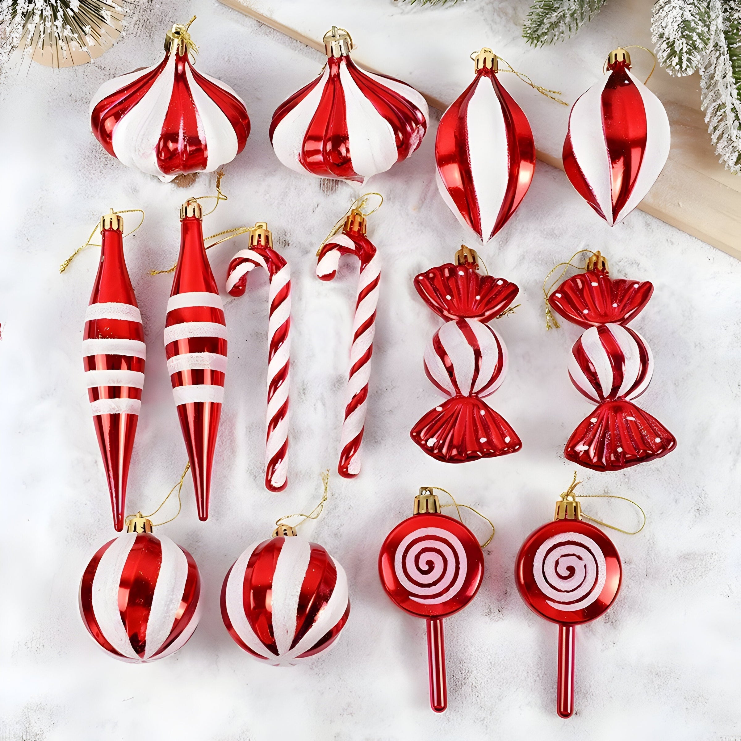 Rote Weihnachtskugeln – festliche Ornamente und Weihnachtsgeschenke
