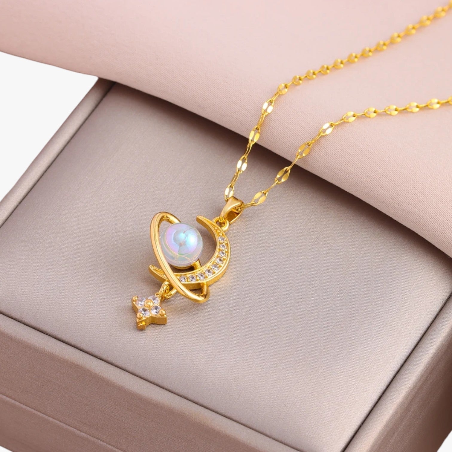 Ivanna | Romantische Halskette aus Edelstahl mit Mond und Stern