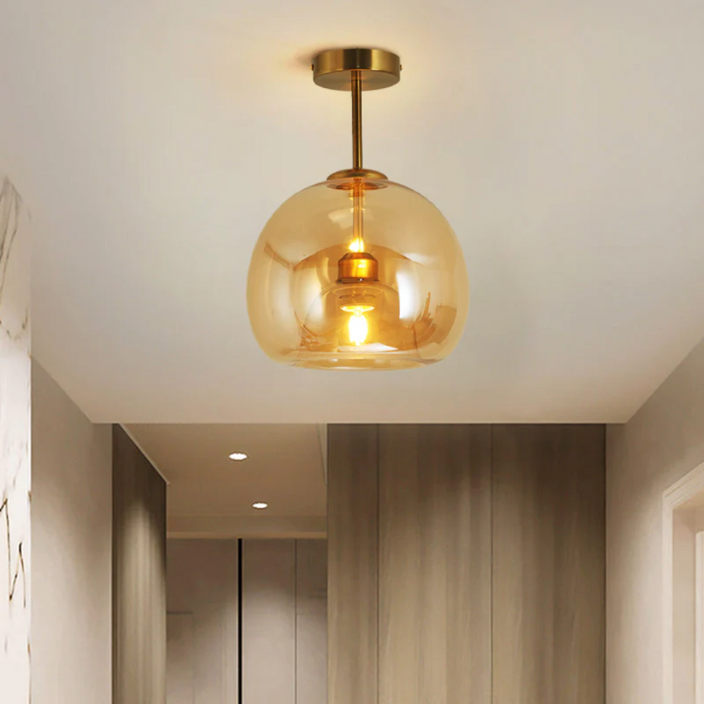 Goldene Deckenleuchte mit Glas-Schirm, moderne Innenbeleuchtung, warmes Licht, Flur.