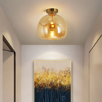 Goldene Deckenleuchte aus Glas im Flur, moderne Innenbeleuchtung, elegantes Design.