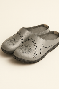 Lina | Bequeme Damen-Slipper mit Mandala-Lochmuster und Flexsohle