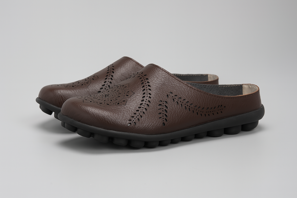 Lina | Bequeme Damen-Slipper mit Mandala-Lochmuster und Flexsohle