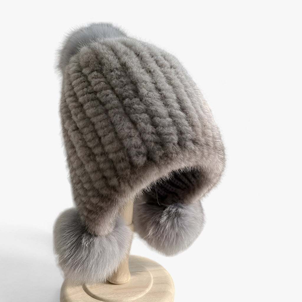 Mütze aus Nerzfell - Luxuriöse Wärme mit Fuchspelz-Pompom
