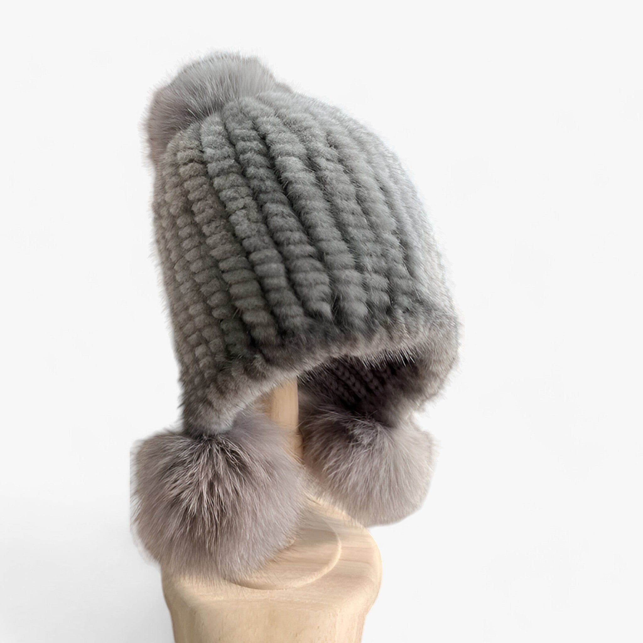Mütze aus Nerzfell - Luxuriöse Wärme mit Fuchspelz-Pompom