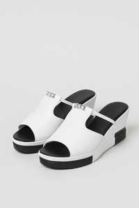 Arianna | Elegante schwarze Keilsandaletten mit Schmuckriemen und zweifarbiger Sohle